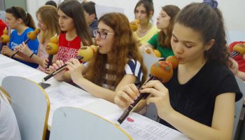 A taste of culture：Teenagers from Europe learn to play the traditional musical instrument