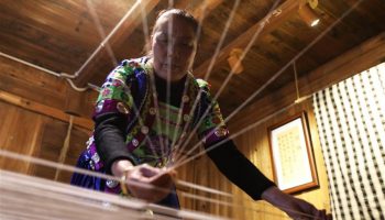 Traditional Dong cloth making enjoys lasting popularity among Dong people