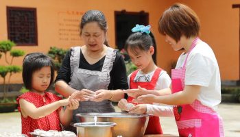 Welcome to Paibu Town, Tonggu County, visiting the temple fair